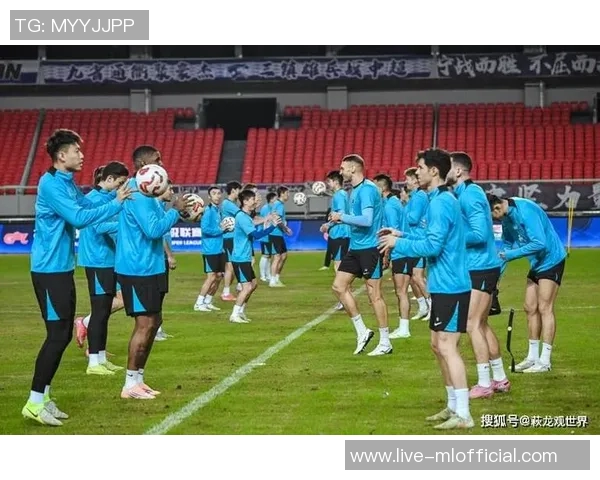 客胜三镇成功保级球迷热情迎接深圳新鹏城全队归来