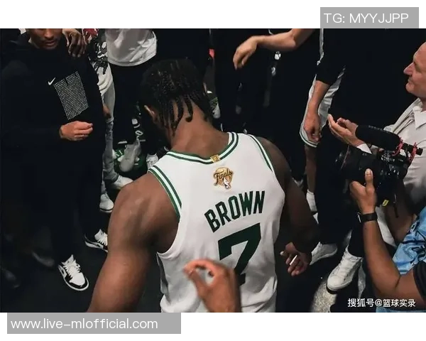 德里克怀特全能表现17投7中贡献22分7篮板9助攻2盖帽正负值高达20 德里克怀特全能表现17投7中贡献22分7篮板9助攻2盖帽正负值高达20