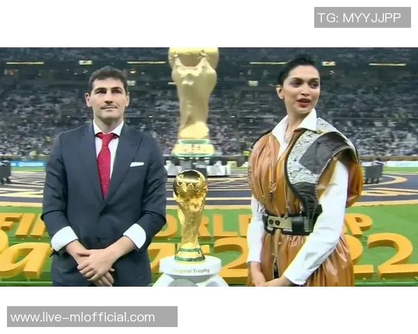 卡西与足球传奇同框出席世界杯抽签活动引发热议 卡西与足球传奇同框出席世界杯抽签活动引发热议